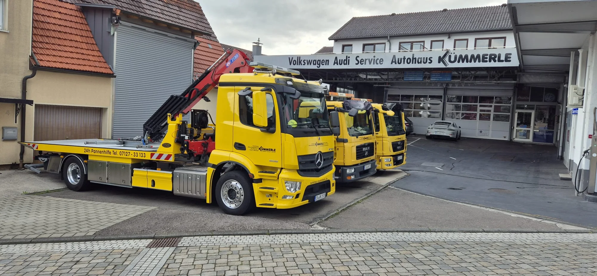 Autohaus Kümmerle in Altenriet — Werkstatt mit eigener Abschleppflotte vor dem Betrieb