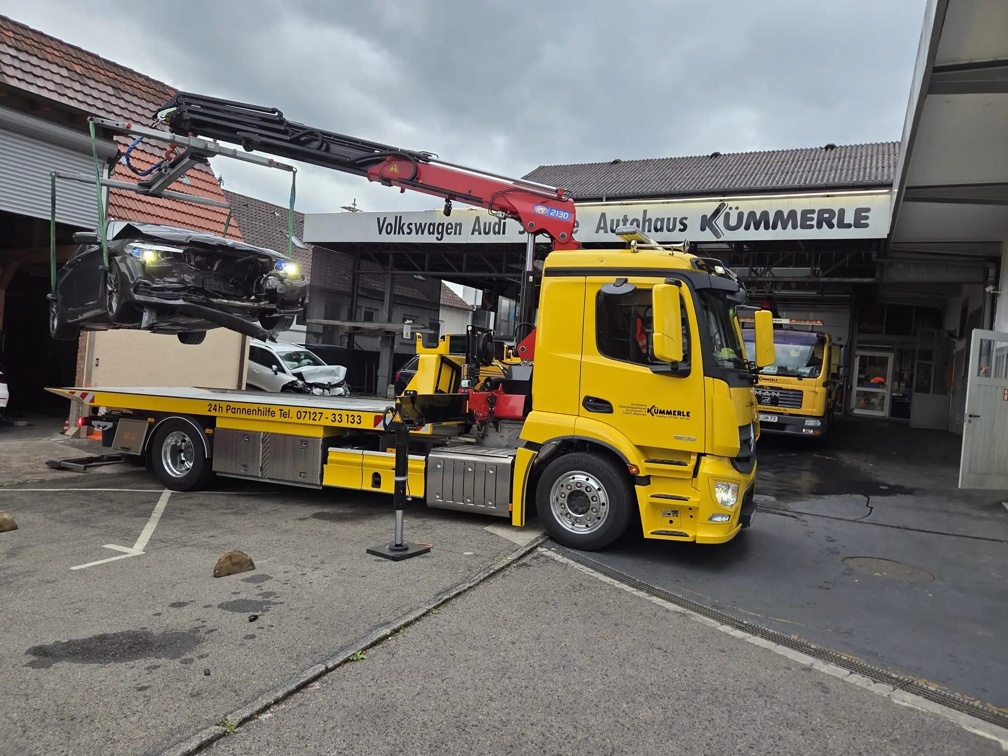 Abschleppwagen von Autohaus Kümmerle bei der Fahrzeugbergung in Altenriet