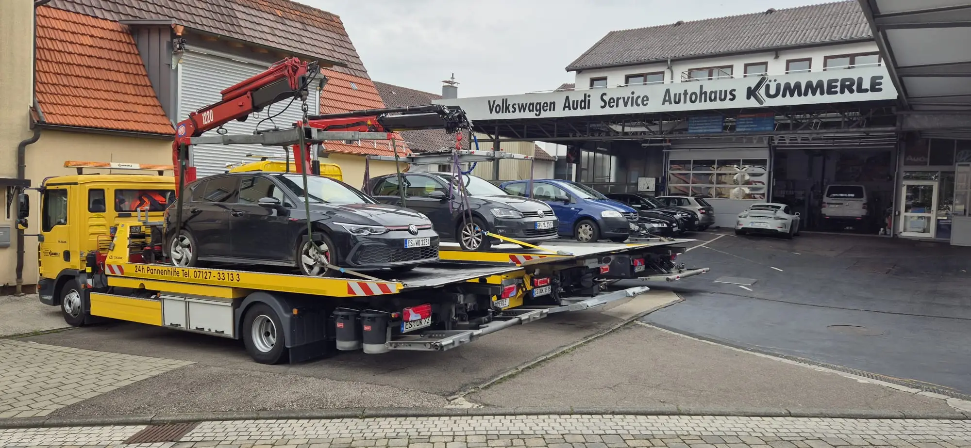 Abschleppfahrzeug von Kümmerle bei der Bergung zweier Fahrzeuge