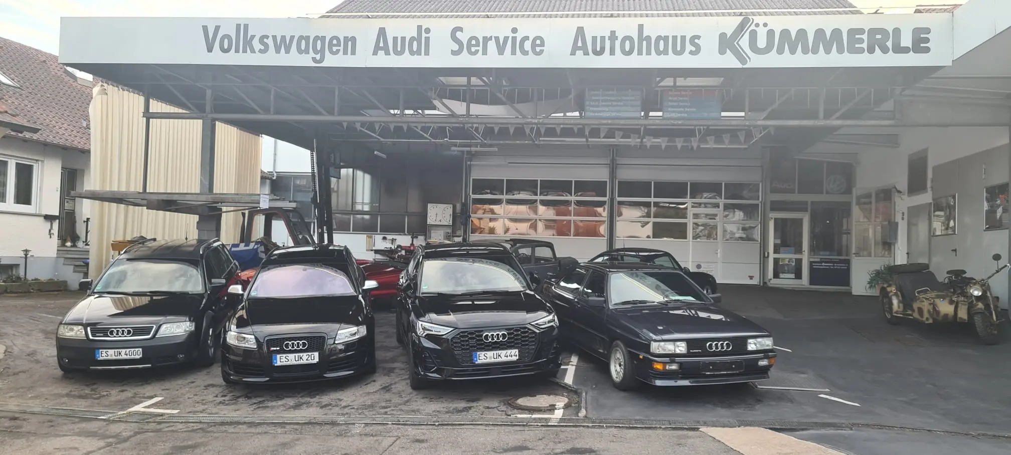 Fahrzeugflotte vor dem Autohaus Kümmerle in Altenriet — vom Audi quattro bis zum aktuellen Modell