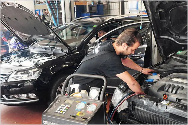 Klimaservice mit Klimaservicegerät in der Kfz-Werkstatt Kümmerle in Altenriet