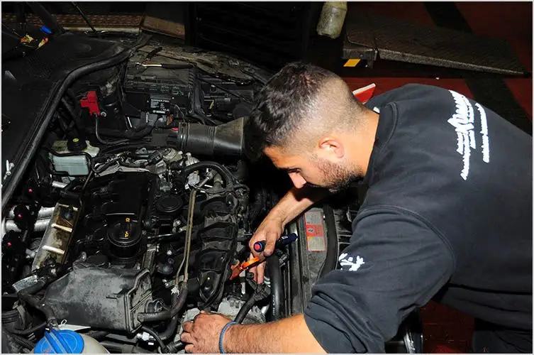 Mechaniker beim Motorservice und Ölwechsel in der Kfz-Werkstatt Kümmerle